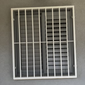 סורגי מתכת על חלון אפור