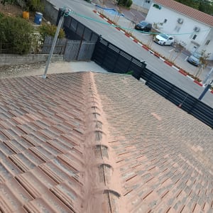 גג רעפים עם תיקונים וחומרי איטום