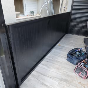 גדר אלומיניום שחורה עם כלים לתיקון