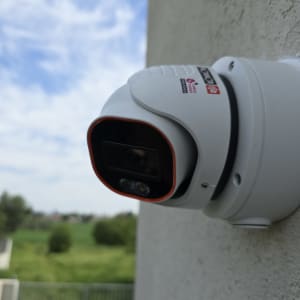 מצלמת אבטחה מותקנת על קיר חיצוני