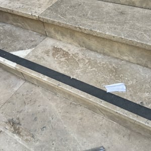 מגרד מתכת על מדרגות אבן עם לכלוך