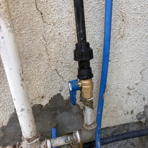 צינורות ומחברים על קיר חיצוני