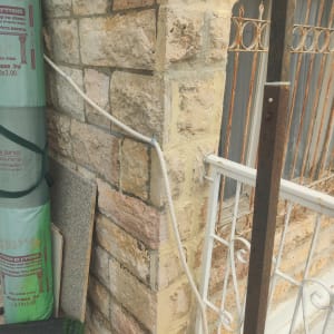 קיר אבן עם צינור וגליל חומר איטום