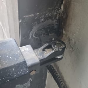 חיבור חשמלי לשער מתכת עם ברגים