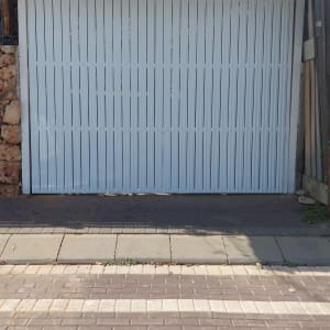 שער לבן עם פסים אנכיים ברחוב