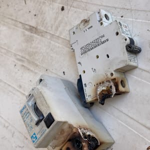 מפסקי חשמל שרופים על משטח לבן