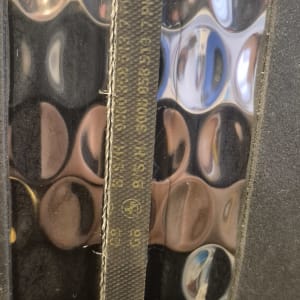 חלקים טכניים עם כיתוב על רצועה