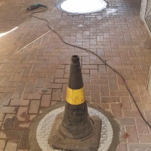 חרוט תנועה על מכסה ביוב מרובע