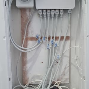 מתג רשת D-Link עם כבלים מחוברים בתיבת תקשורת