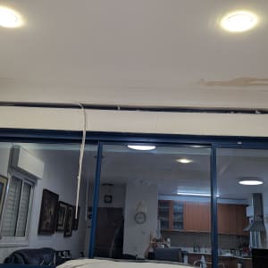 תיקון תקרה עם סימני רטיבות ותאורה פנימית