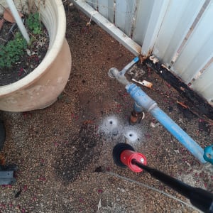 מכשיר איתור נזילות ליד צינור מים על רצפה