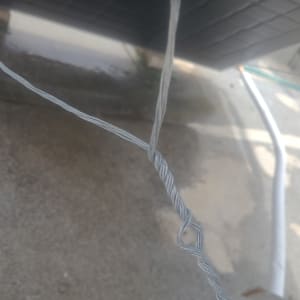 חוטי מתכת מחוברים ליד דוד שמש