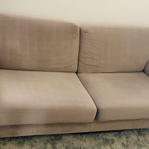 ספה חומה נקייה על שטיח אפור