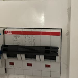 מפסק חשמלי בלוח חשמל עם תווית ABB