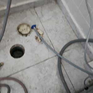 צינורות וחיבורים על רצפת חדר אמבטיה