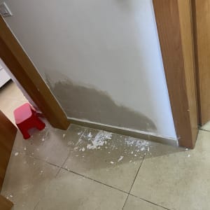 קיר עם תיקון טיח וכתמי צבע