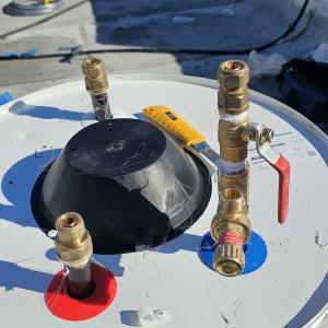 חלק עליון של דוד שמש עם ברזים וצינורות