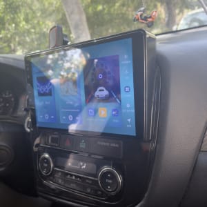 מערכת מולטימדיה ברכב עם מסך מגע ותצוגת רכב