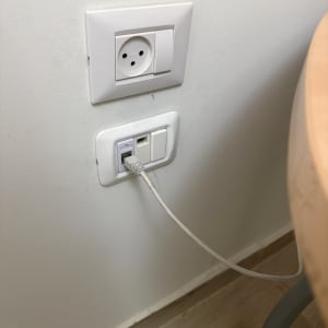 שקע חשמל ושקע רשת עם כבל מחובר