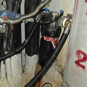 מסנן מים וצינורות במערכת אינסטלציה