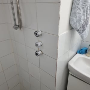 ברזים ומקלחת בחדר אמבטיה