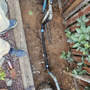 עבודת אינסטלציה עם צינורות וכלים בגינה