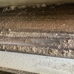 תמונה של מסנן מזגן מלוכלך עם אבק ולכלוך