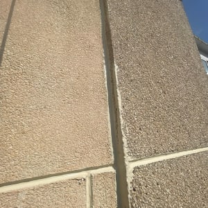 קיר בטון עם חיבורים אטומים בחומר איטום