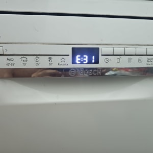 תצוגה של מדיח כלים עם כפתורים ותצוגת זמן