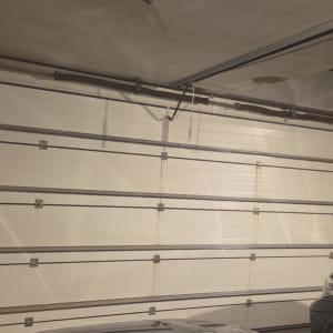 דלת חשמלית של חניה עם רכבים