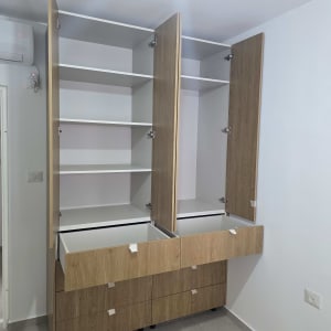 ארון עץ עם דלתות ומגירות פתוחות