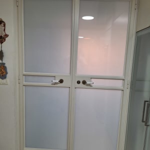 דלת אלומיניום עם זכוכית חלבית
