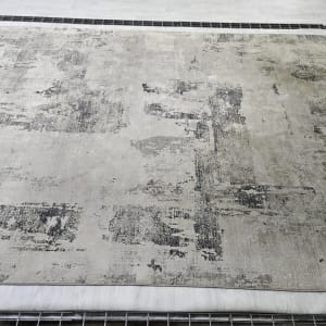 שטיח אפור עם דוגמאות כהות על רצפה