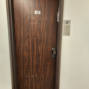 דלת עץ עם מספר 13 ומנעול