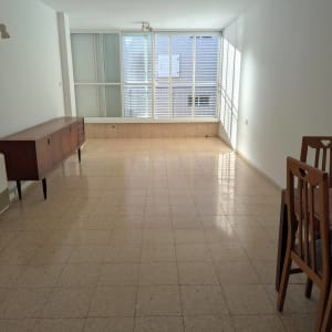 רצפה נקייה עם אור שמש חודר דרך חלון