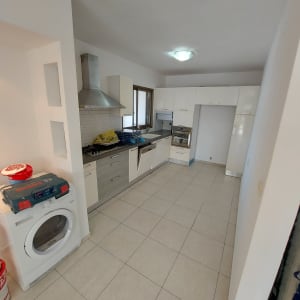 מכונת כביסה עם חומרי ניקוי על גבי מכסה