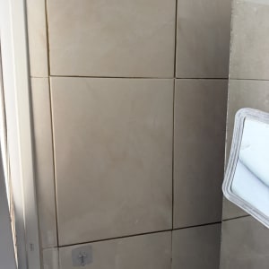 קיר עם אריחים בהתקנה חדשה