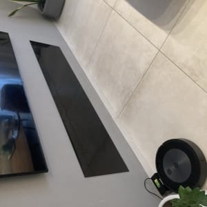 רובוט שואב אבק על רצפה ליד קיר