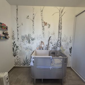 חדר ילדים עם טפט יער ובעלי חיים