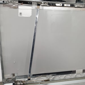 חלק פנימי של מסך מחשב עם רכיבים אלקטרוניים