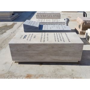 מצבות עם כיתוב בעברית בבית קברות