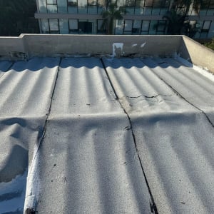גג עם סדקים ותיקוני איטום