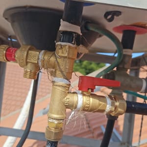 חיבורים וצינורות במערכת סולארית על גג