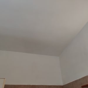 קיר ותקרה צבועים בלבן עם תאורה