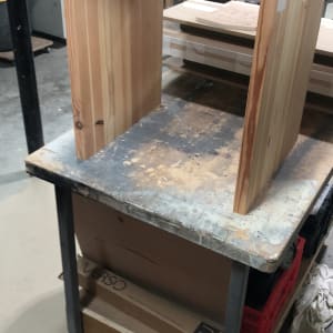 שולחן עץ בעבודת נגרות על שולחן עבודה בסדנה