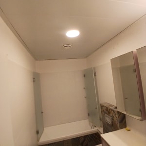 חדר אמבטיה עם אריחים ומראה