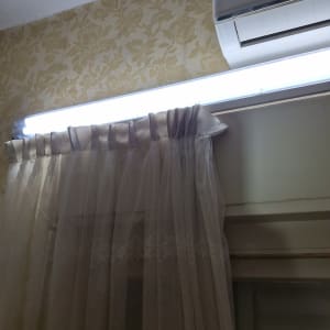 מזגן ותאורה מעל וילון בחדר