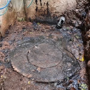 פתח ביוב מכוסה בוץ ולכלוך