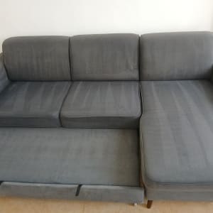 ספה אפורה עם מושבים נשלפים