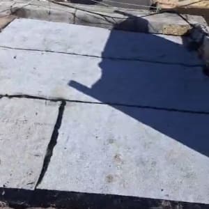 משטח איטום עם צל על גג